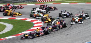 2010_Malaysian_GP_opening_lap.jpg